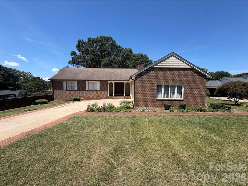 3721 9th Street Dr, Hickory, NC 28601