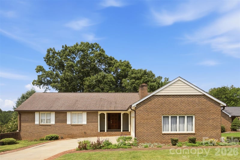 3721 9th Street Dr, Hickory, NC 28601