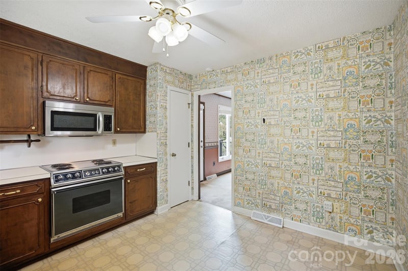 3721 9th Street Dr, Hickory, NC 28601