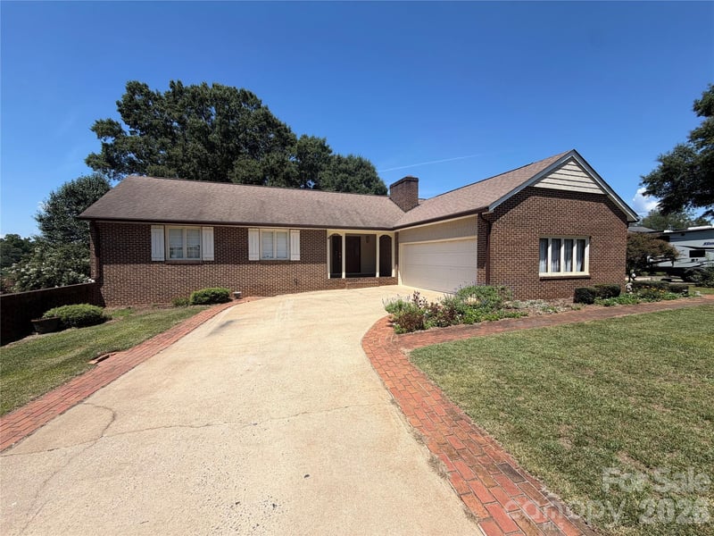 3721 9th Street Dr, Hickory, NC 28601