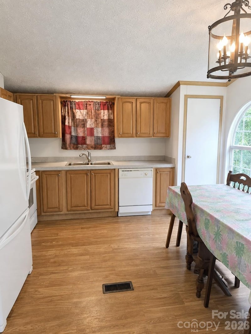 192 Lady Bug Ln, Penrose, NC 28766