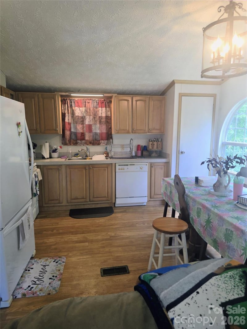 192 Lady Bug Ln, Penrose, NC 28766