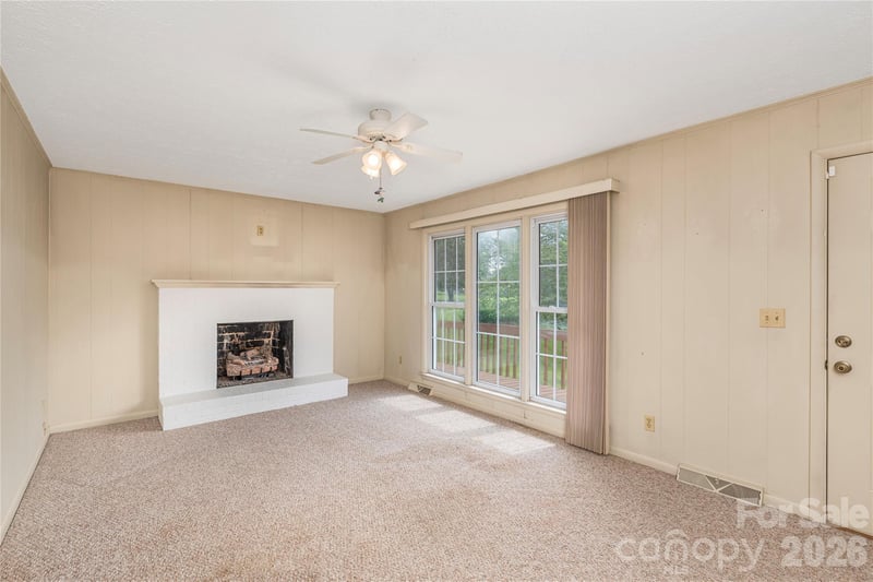 69 Emerald Ln, Hendersonville, NC 28792