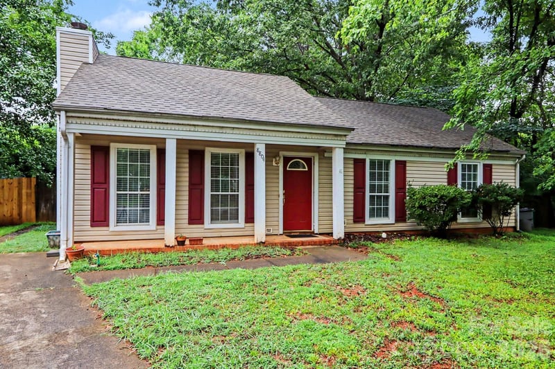 8804 Royal Scot Ln, Charlotte, NC 28227