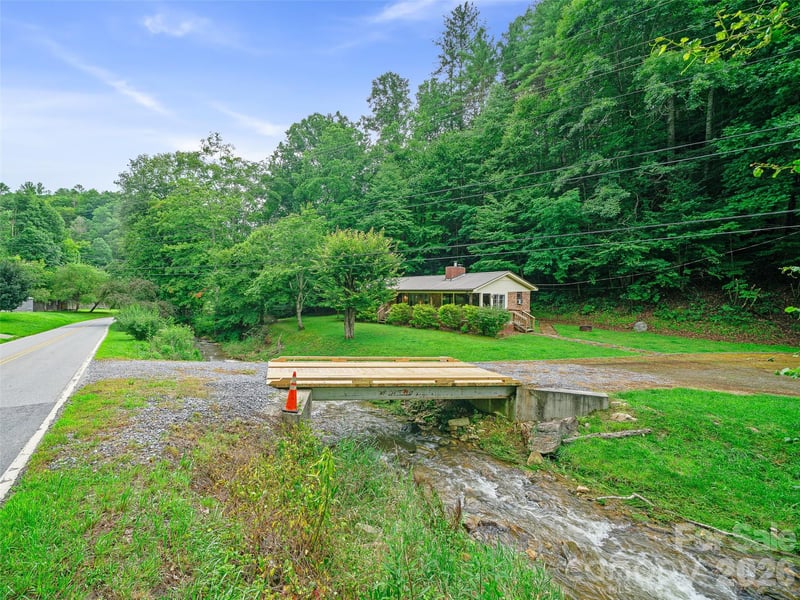 915 Little Creek Rd, Burnsville, NC 28714
