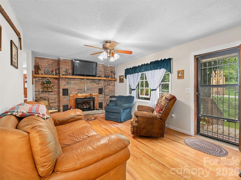 915 Little Creek Rd, Burnsville, NC 28714