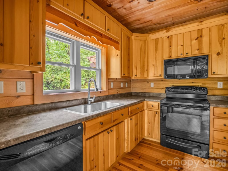 160 Sweetwater Ridge Rd, Balsam Grove, NC 28708