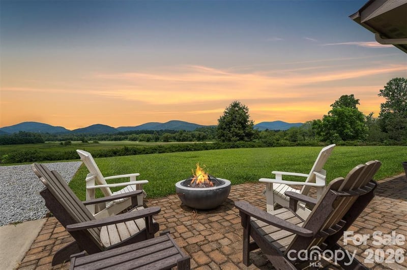 326 Golden Valley Dr, Hendersonville, NC 28792