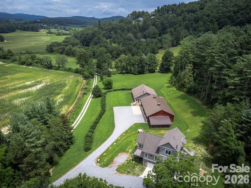 326 Golden Valley Dr, Hendersonville, NC 28792