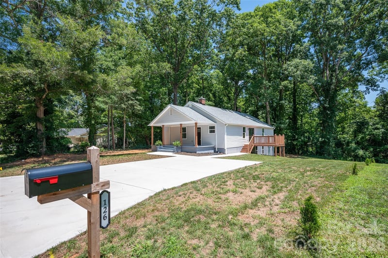 126 39th Avenue Ct, Hickory, NC 28601