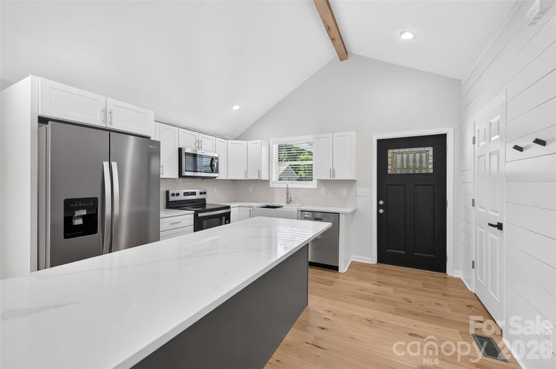 126 39th Avenue Ct, Hickory, NC 28601