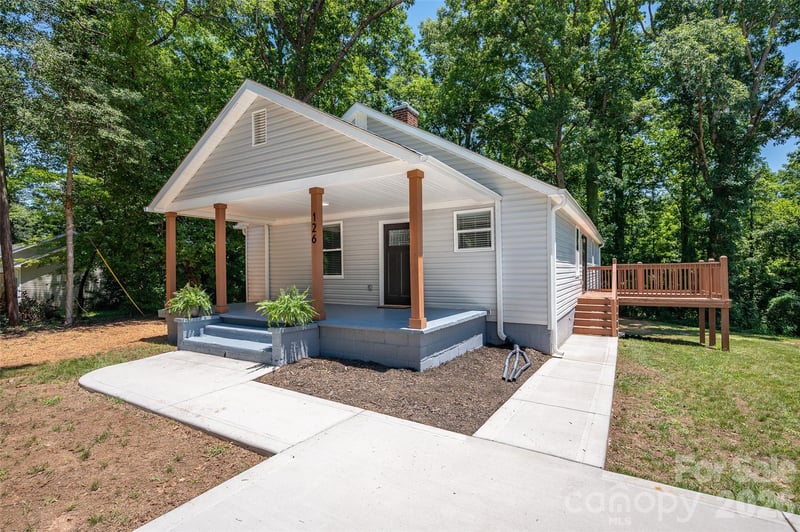 126 39th Avenue Ct, Hickory, NC 28601