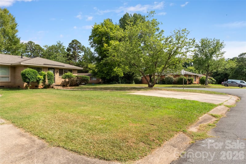 4900 Malibu Dr, Charlotte, NC 28215