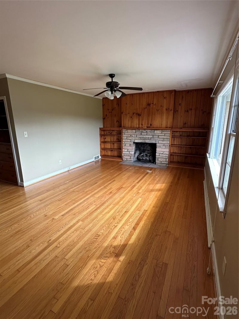 610 Enka Lake Rd, Candler, NC 28715