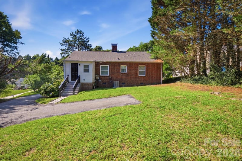 1060 14th Ave, Hickory, NC 28601