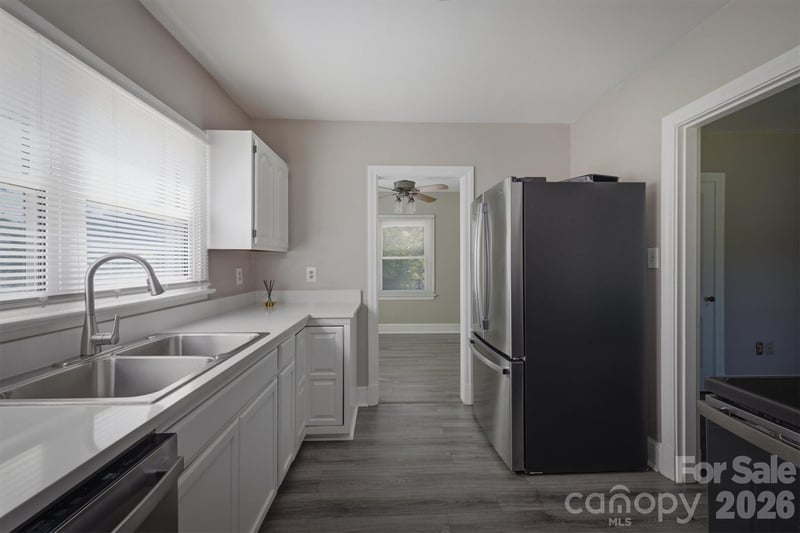 1060 14th Ave NW, Hickory, NC 28601