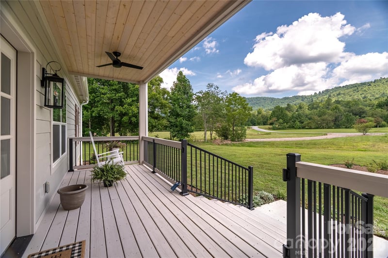 90 Saddle Club Ln, Hendersonville, NC 28739