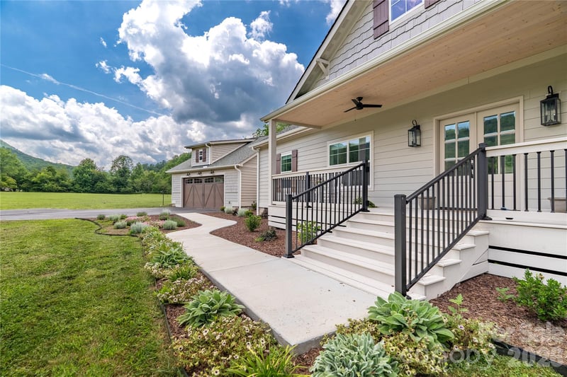 90 Saddle Club Ln, Hendersonville, NC 28739