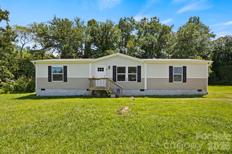 18 Moss Ln, Hendersonville, NC 28792