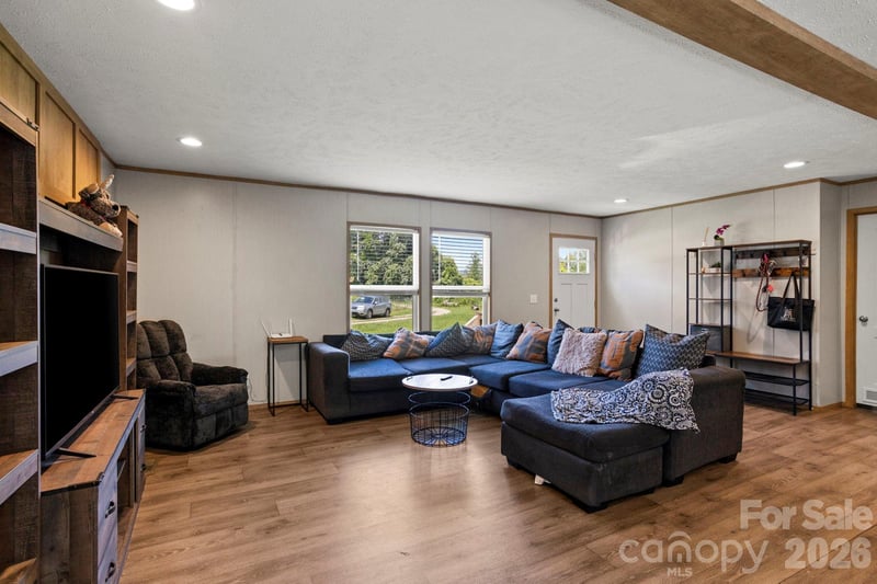 18 Moss Ln, Hendersonville, NC 28792