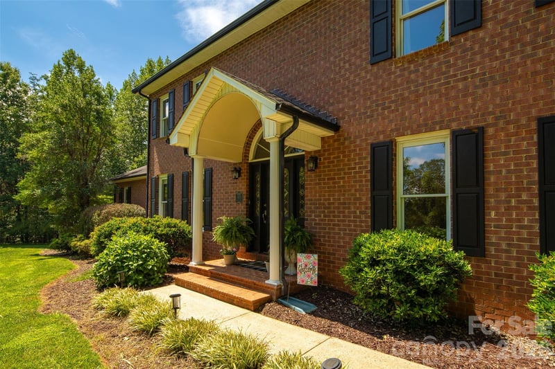 1413 Windemere Ln, Hickory, NC 28602