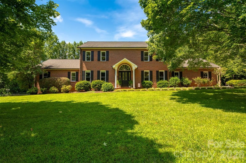 1413 Windemere Ln, Hickory, NC 28602