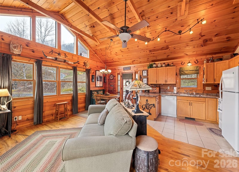 16 Hiawatha Dr, Maggie Valley, NC 28751