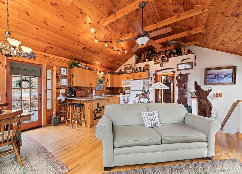 16 Hiawatha Dr, Maggie Valley, NC 28751