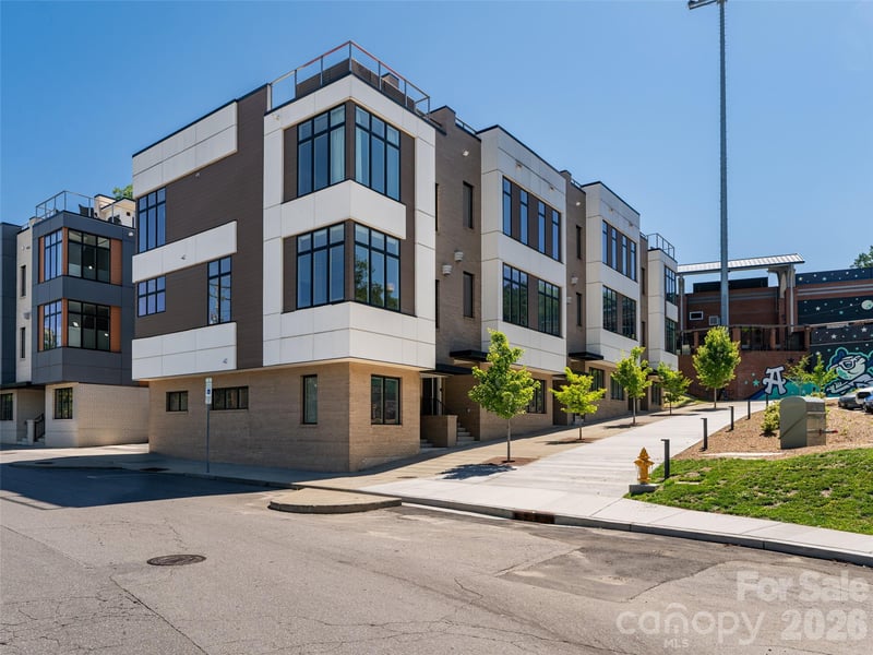 1 Bauhaus Ct, Asheville, NC 28801