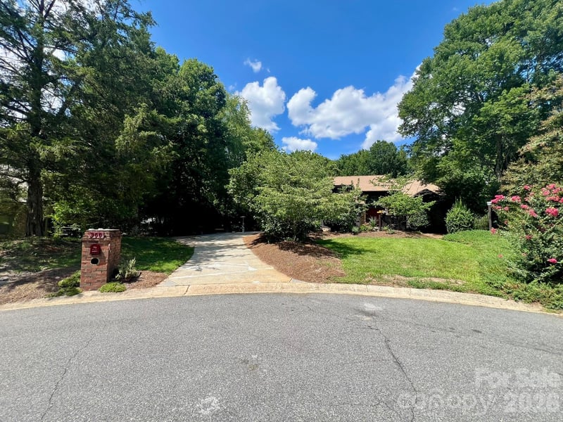200 Foxlair Ct, Matthews, NC 28105