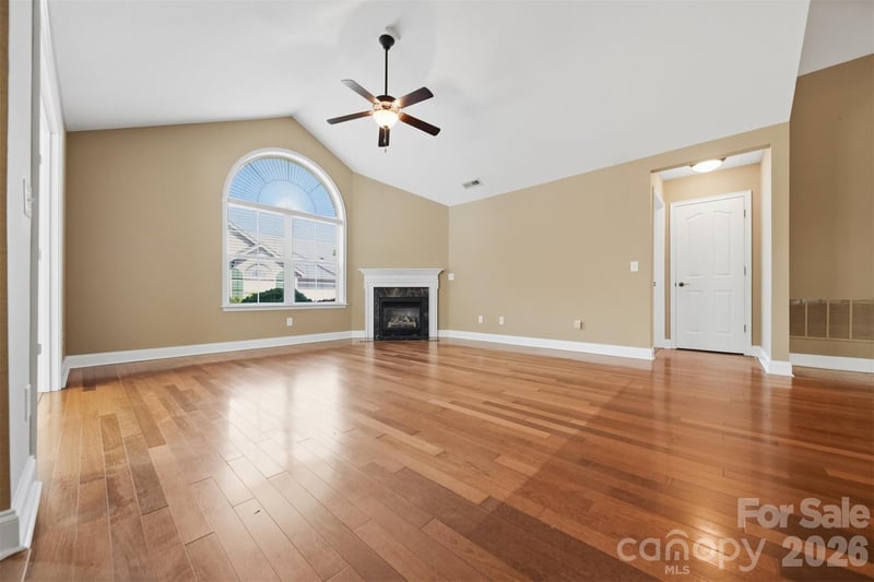 808 Wynnshire Dr #B, Hickory, NC 28601