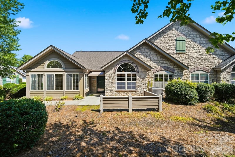 808 Wynnshire Dr #B, Hickory, NC 28601
