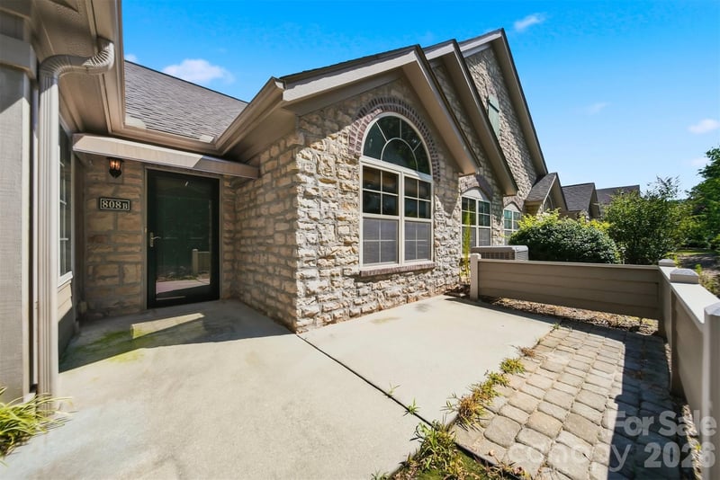808 Wynnshire Dr #B, Hickory, NC 28601