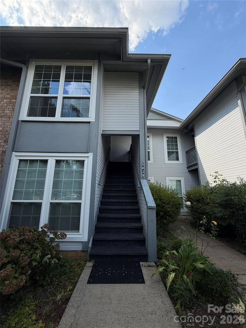 5839 Harris Grove Ln, Charlotte, NC 28212