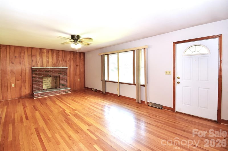 605 Buena Vista Dr, Hendersonville, NC 28792