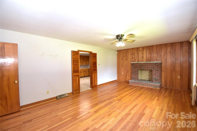 605 Buena Vista Dr, Hendersonville, NC 28792