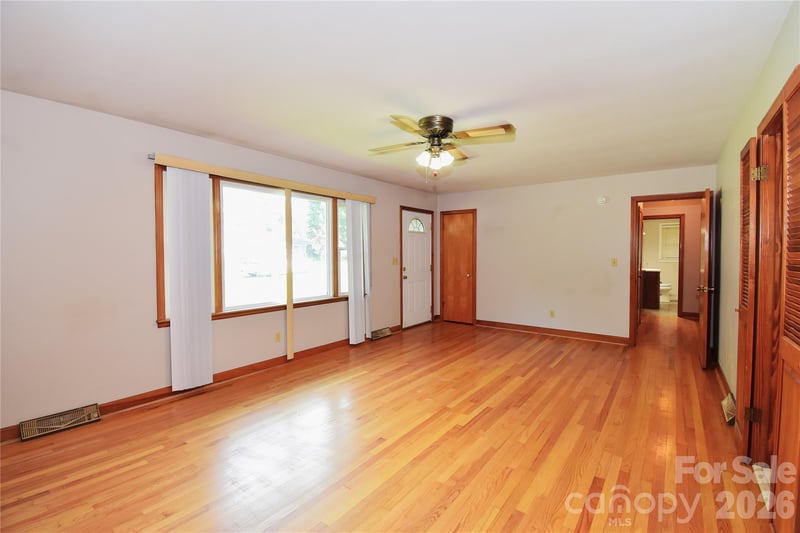 605 Buena Vista Dr, Hendersonville, NC 28792