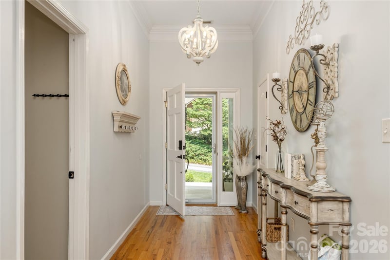 7 Oak Hollow Dr, Asheville, NC 28805