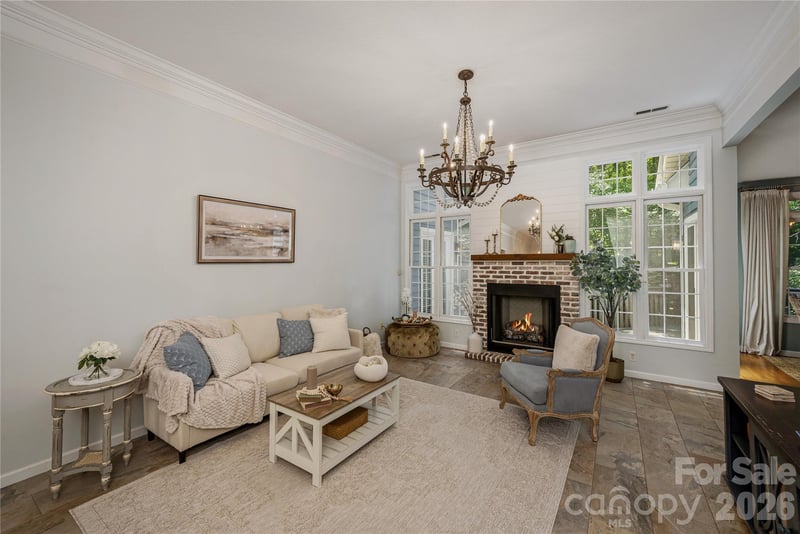 7 Oak Hollow Dr, Asheville, NC 28805