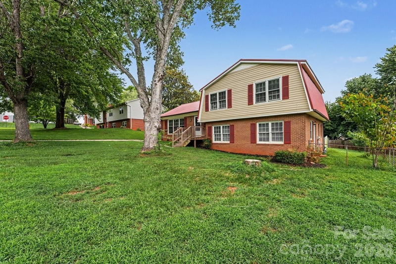 630 Colonial Dr, Statesville, NC 28625