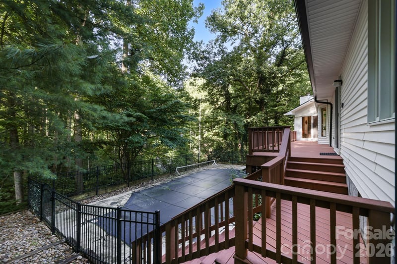 18 E Rosewood Trl, Hendersonville, NC 28739