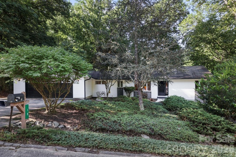 18 E Rosewood Trl, Hendersonville, NC 28739