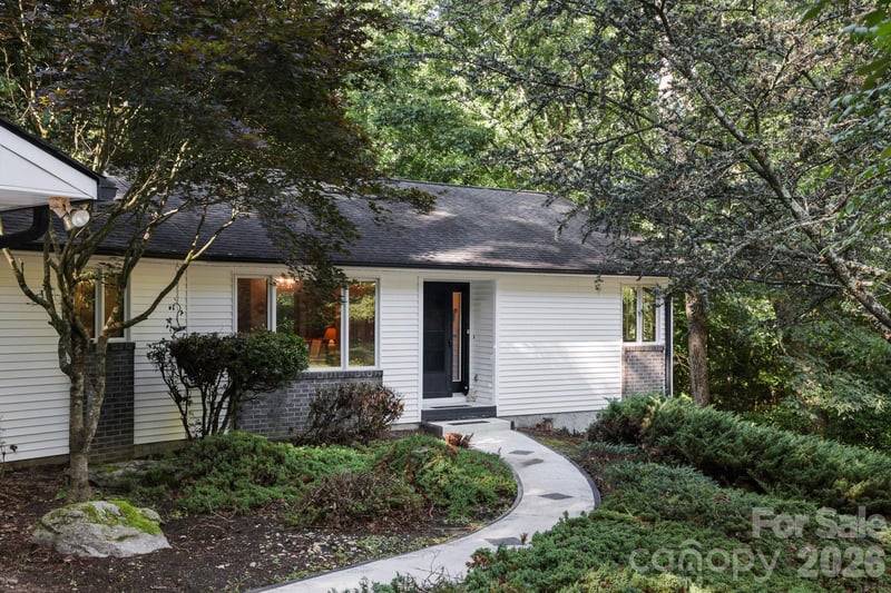 18 E Rosewood Trl, Hendersonville, NC 28739