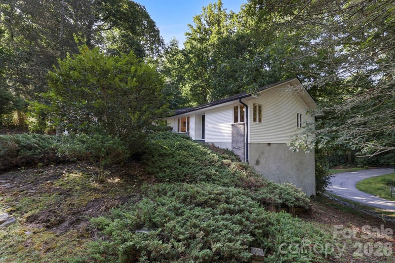 18 E Rosewood Trl, Hendersonville, NC 28739
