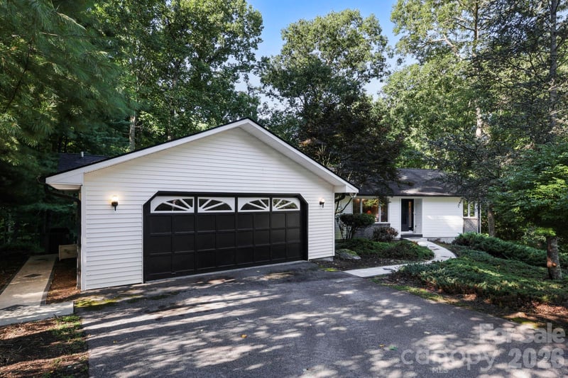 18 E Rosewood Trl, Hendersonville, NC 28739