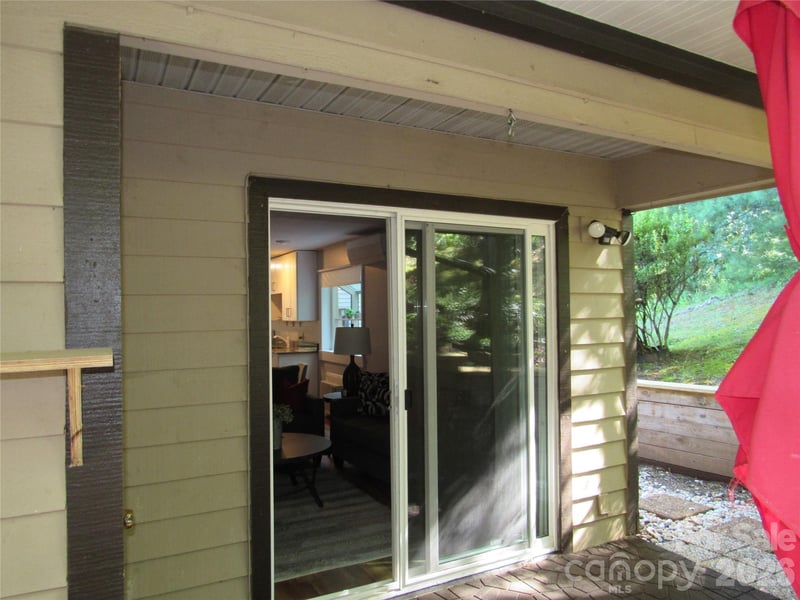 6 Woodlands Dr, Black Mountain, NC 28711