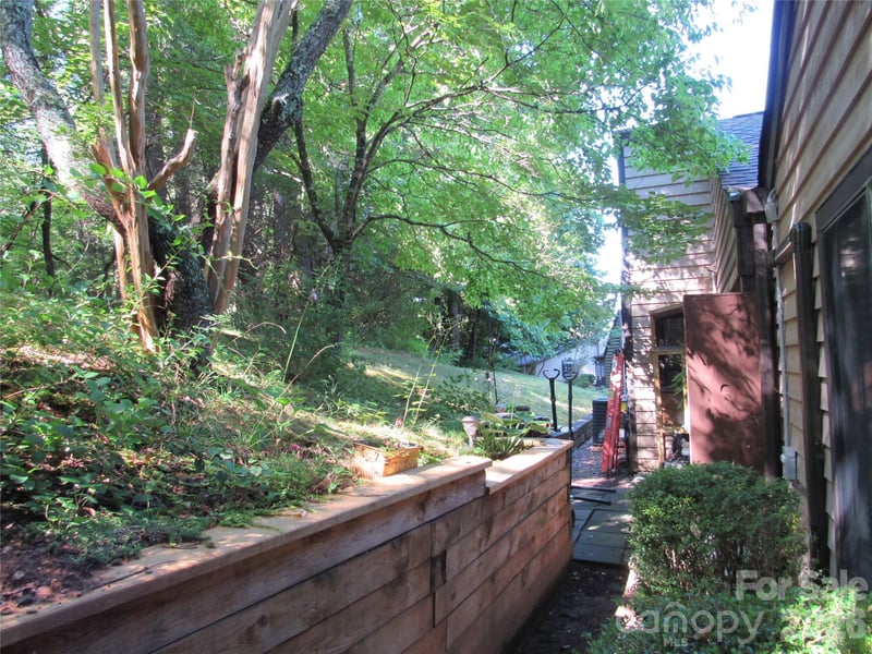 6 Woodlands Dr, Black Mountain, NC 28711