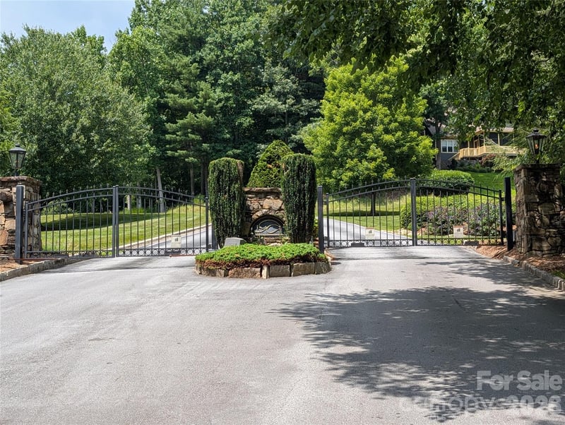 115 Ivywood Ln, Laurel Park, NC 28739