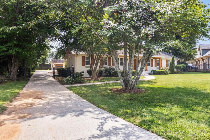 7030 Delta Lake Dr, Charlotte, NC 28215