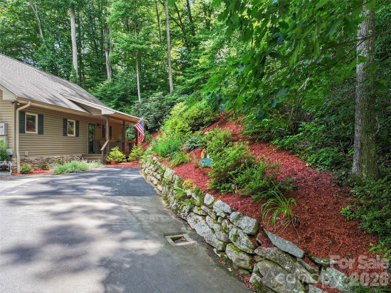 39 Maplewood Dr, Maggie Valley, NC 28751